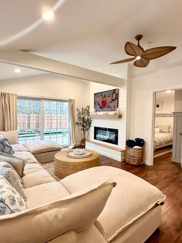 The Beach Hut: living room