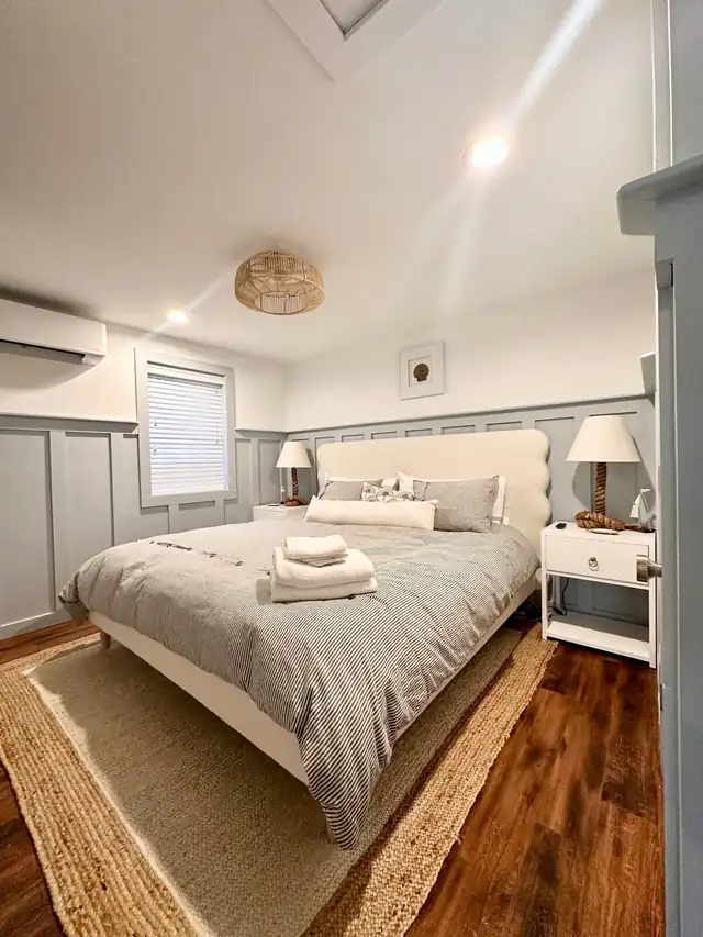 The Beach Hut: king bedroom