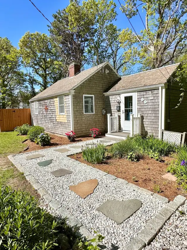 Blue Tide Cottage: front exterior and garden walkway